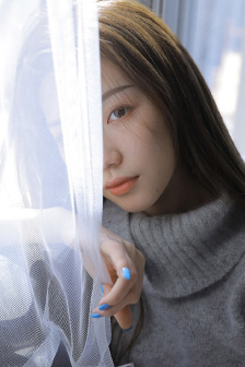 在客厅偷偷玩H