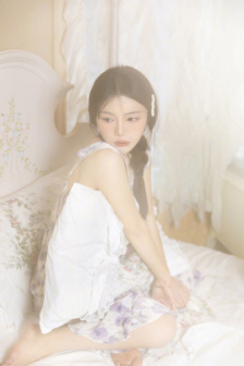比基尼美女胸罩脱落
